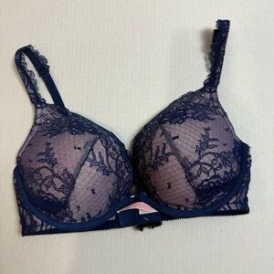 Victoria’s Secret Push up/Pigeonnant Elegant Lace Bra in Navy Blue Size 34DD